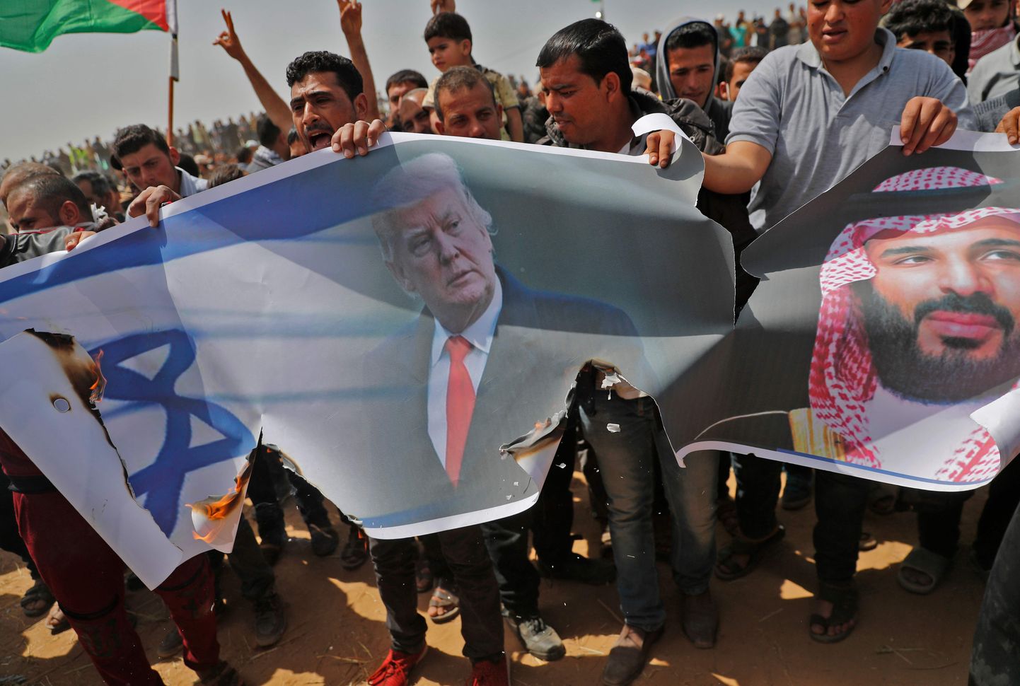 Palestiinlased põletamas Iisraeli lippu ja Donald Trumpi ning Mohammed bin Salmani pilte.