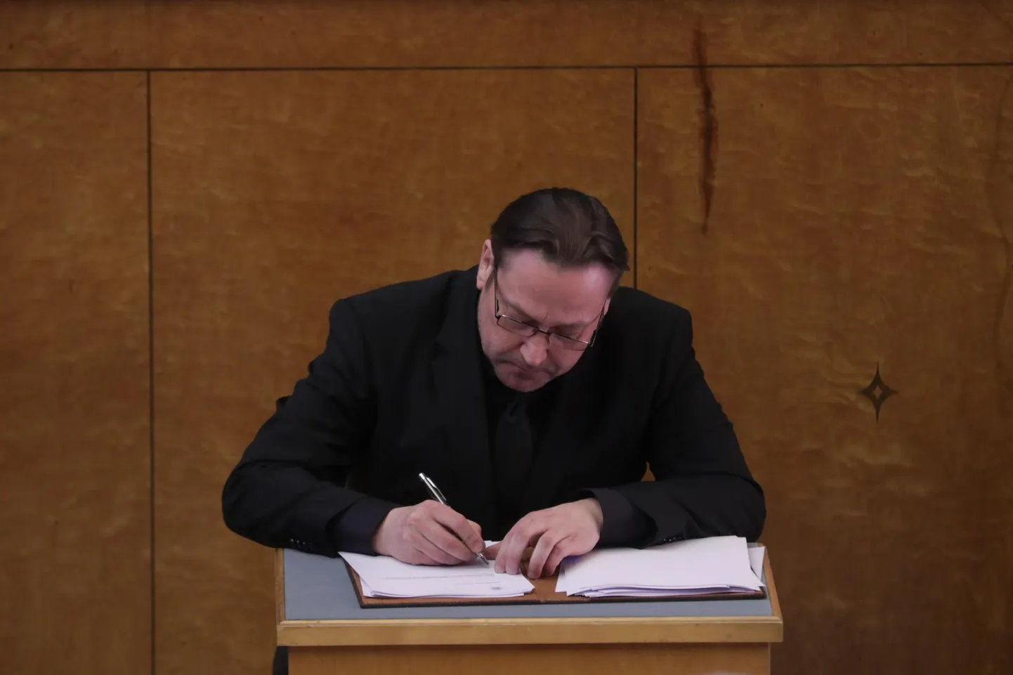 Üks riigikogu päris uutest tulijatest Üllar Saaremäe annab ametivande.