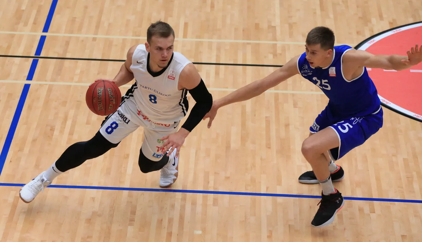 Arnas Velicka (palliga) mängis hooajal 2018/2019 Tartu ülikooli korvpallimeeskonnas.