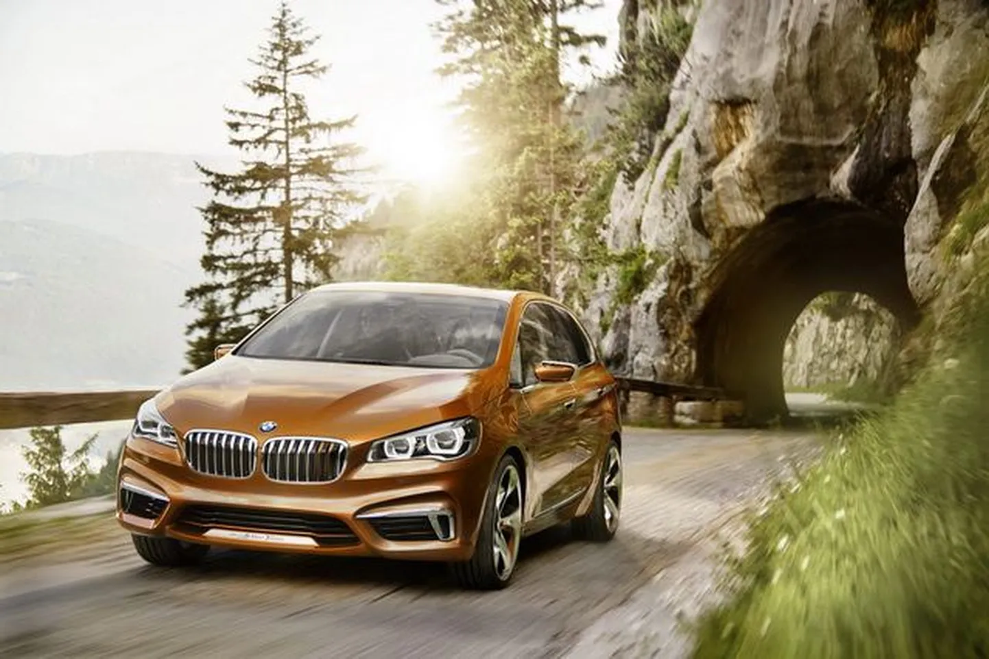 BMW plaanib turule tuua hübriidse krossoveri