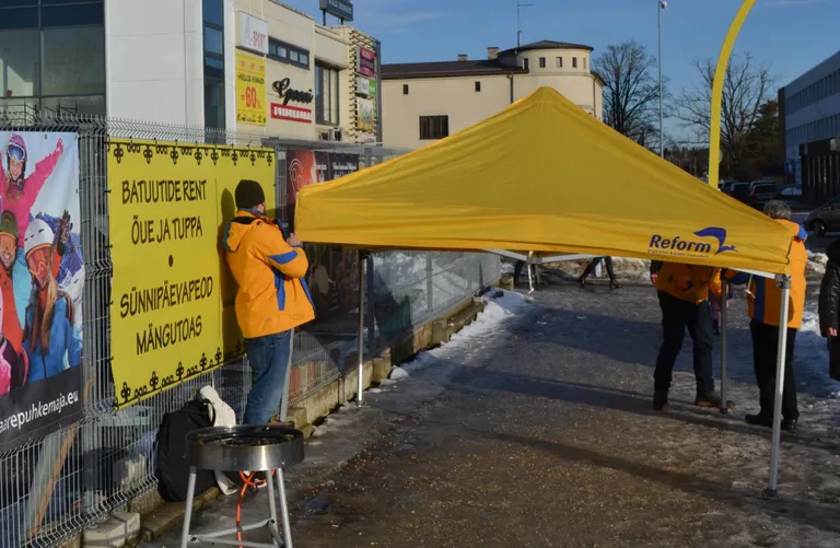 Samal ajal kui teised poliitikud agaralt valijaid püüavad, hakkavad reformierakondlased telki püstitama.