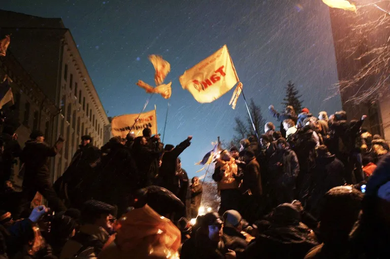 Участники «оранжевой революции» возле здания администрации президента Украины. Киев, 23 ноября 2004 года.
