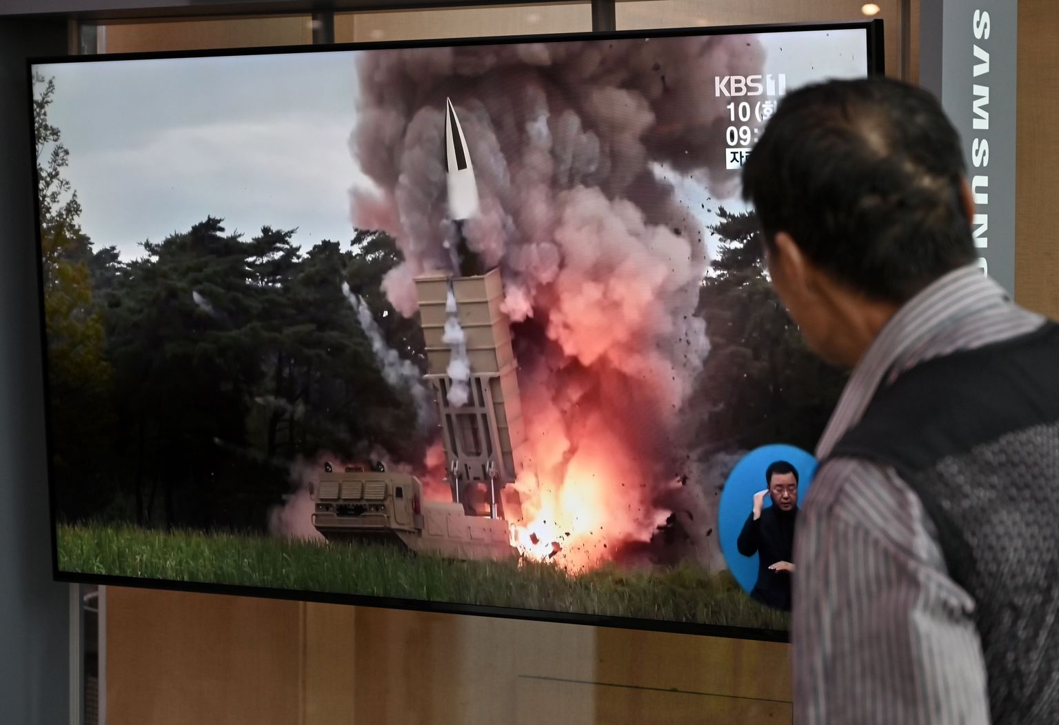 Lõunakorealane vaatamas pealinna Souli raudteejaamas Põhja-Korea raketikatsetust.