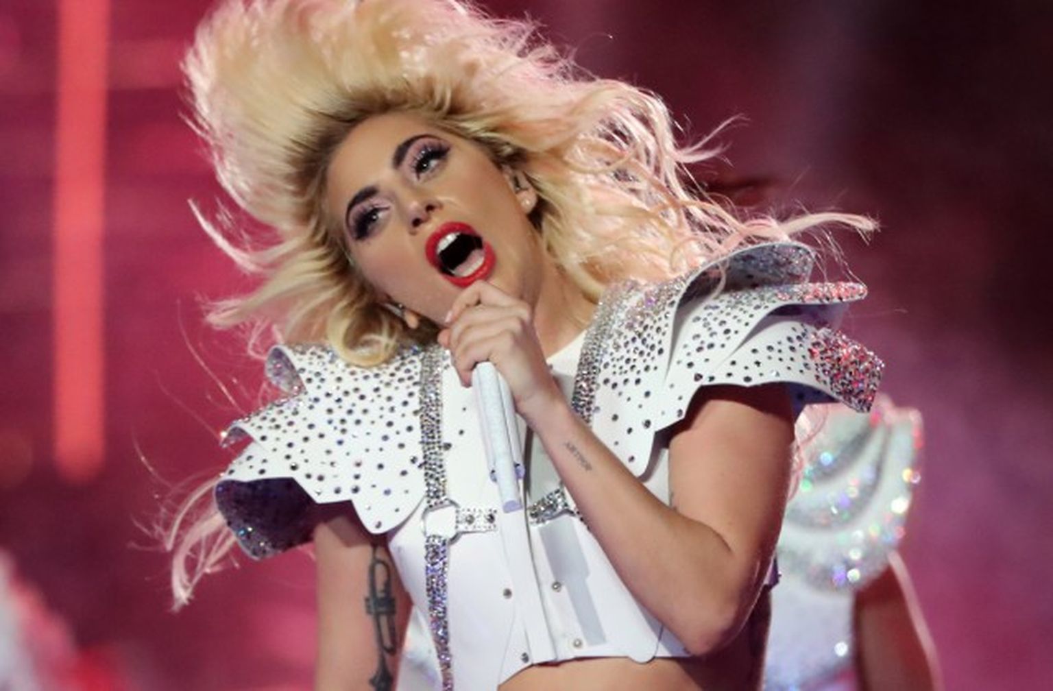 Lēdija Gāga (Lady Gaga) uzstājas "Super Bowl" finālā