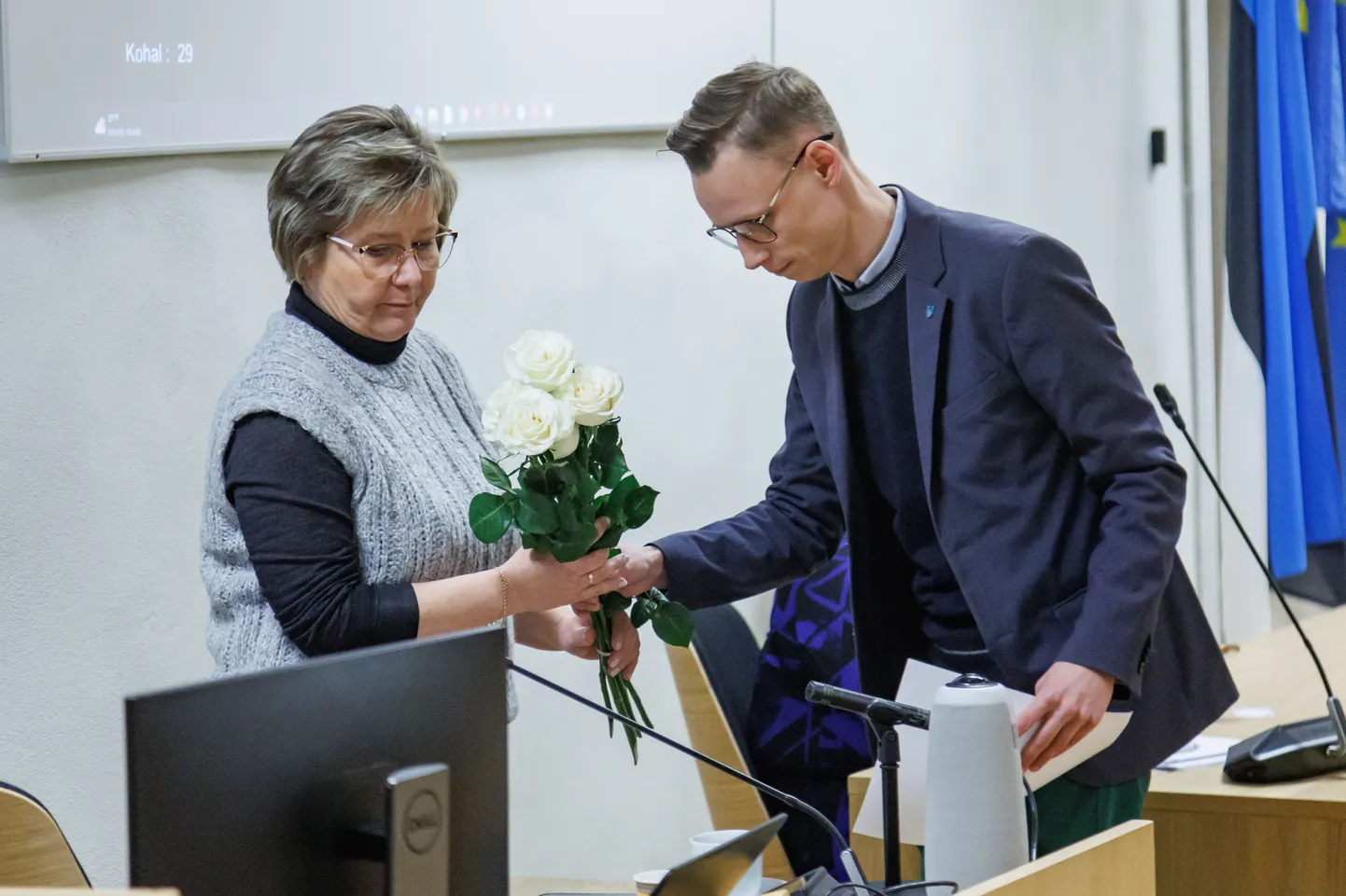 Tatjana Stolfatile, kes valiti Narva volikogu esimeheks, ulatab valged roosid fraktsiooni Respekt aseesimees ja Eesti 200 liige Deniss Larchenko, kes oma allkirja Raiki ja Stalnuhhini koalitsioonileppelt tagasi võttis.