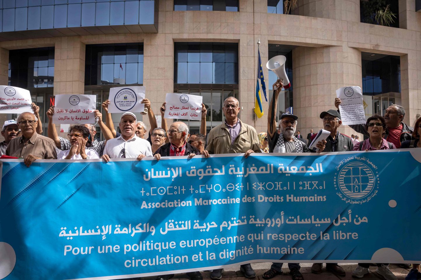 Maroko inimõigusühingu liikmed avaldasid 2022. aasta oktoobris Rabatis Euroopa Liidu büroode ees meeleavaldust reisiviisade piiramise vastu. Pilt on illustreeriv.