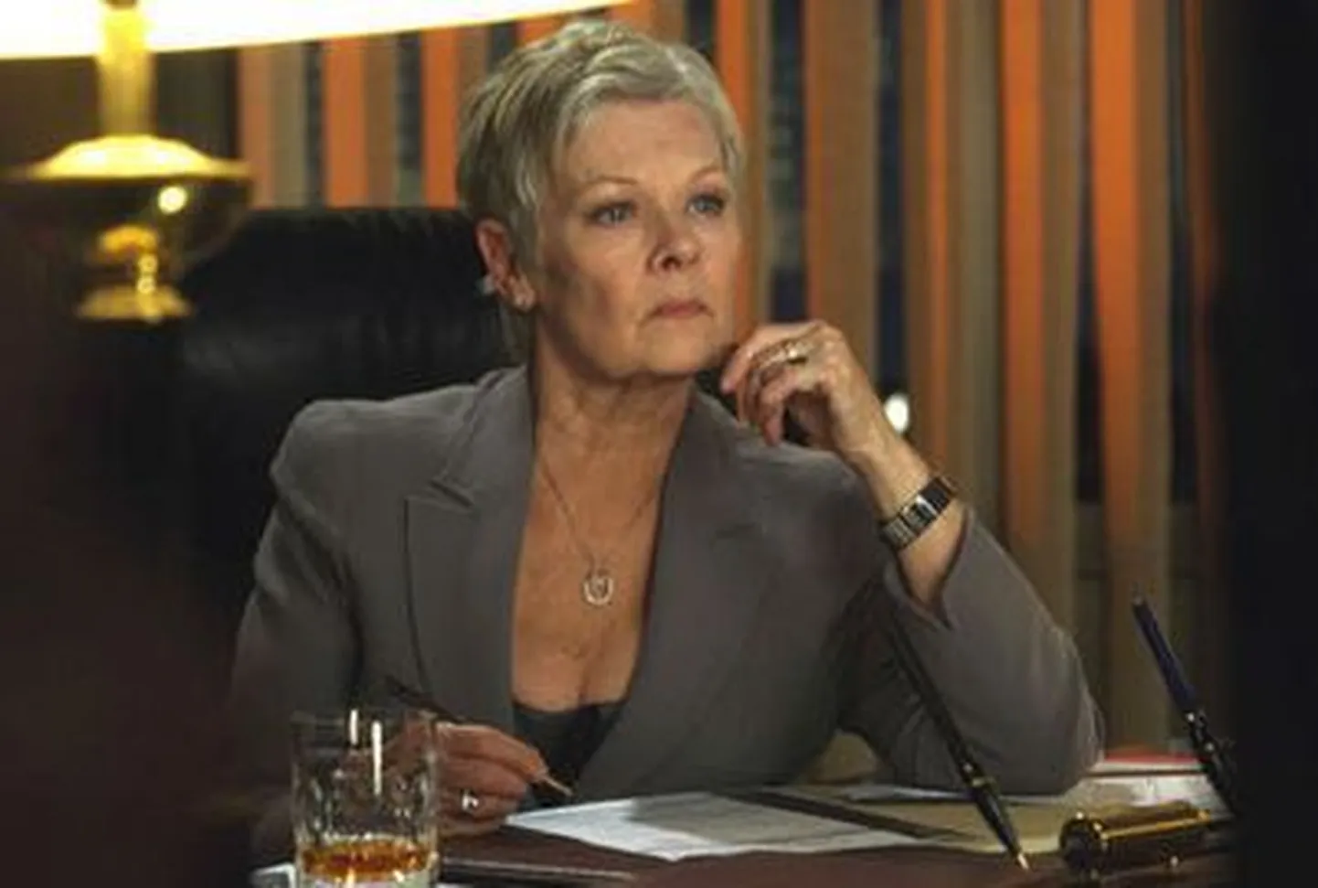Kaader filmist «Casino Royale». Fotol James Bondi ülemust M-i mänginud Judi Dench