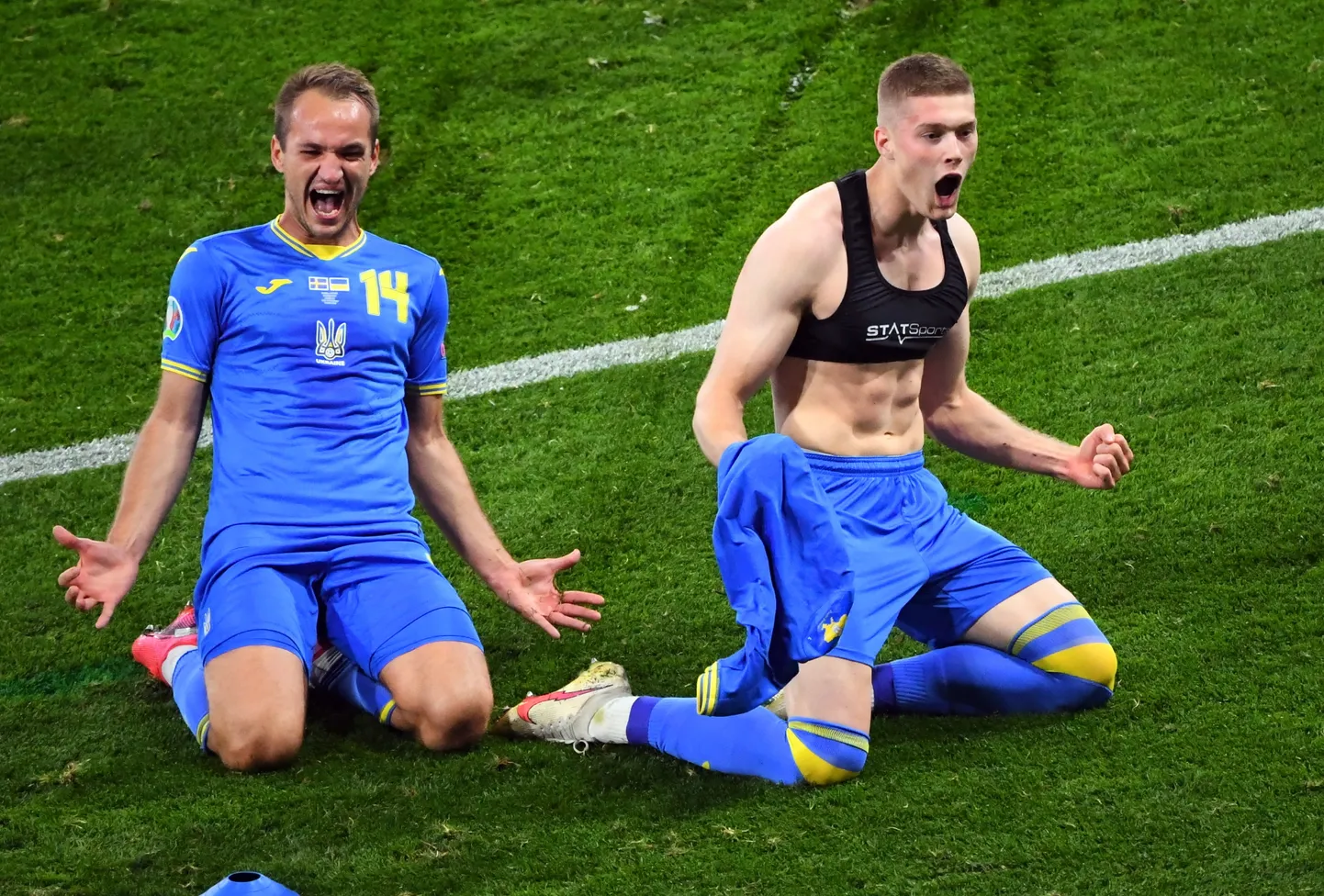 Artem Dovbõk (paremal) sai pärast värava löömist kollase kaardi, sest võttis särgi seljast.
