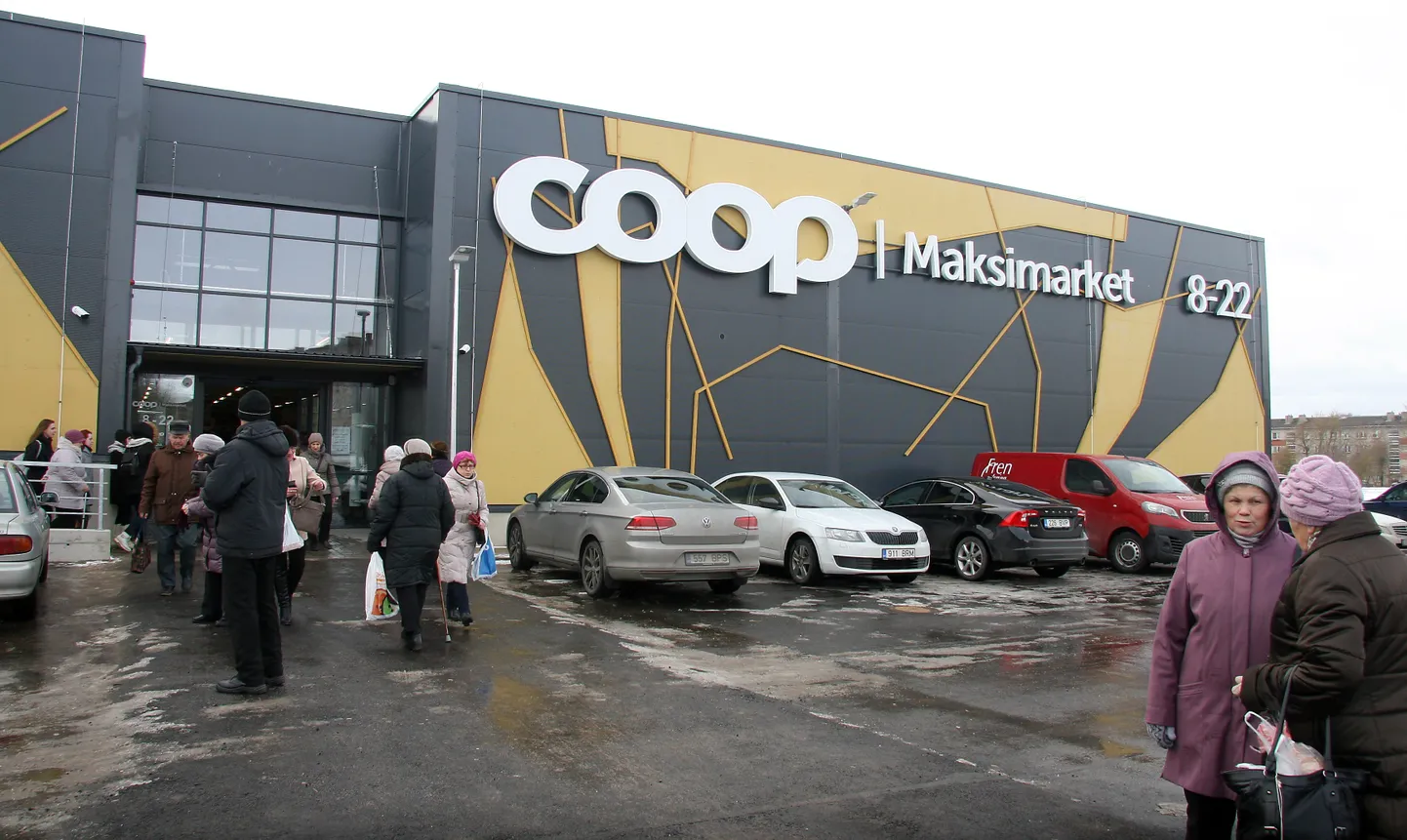 "Coop" отреагировал на чрезвычайное положение открытием э-магазина, где кризисные комплекты могут заказать и идавирусцы. На снимке магазин "Maksimarket" сети "COOP" в Силламяэ.