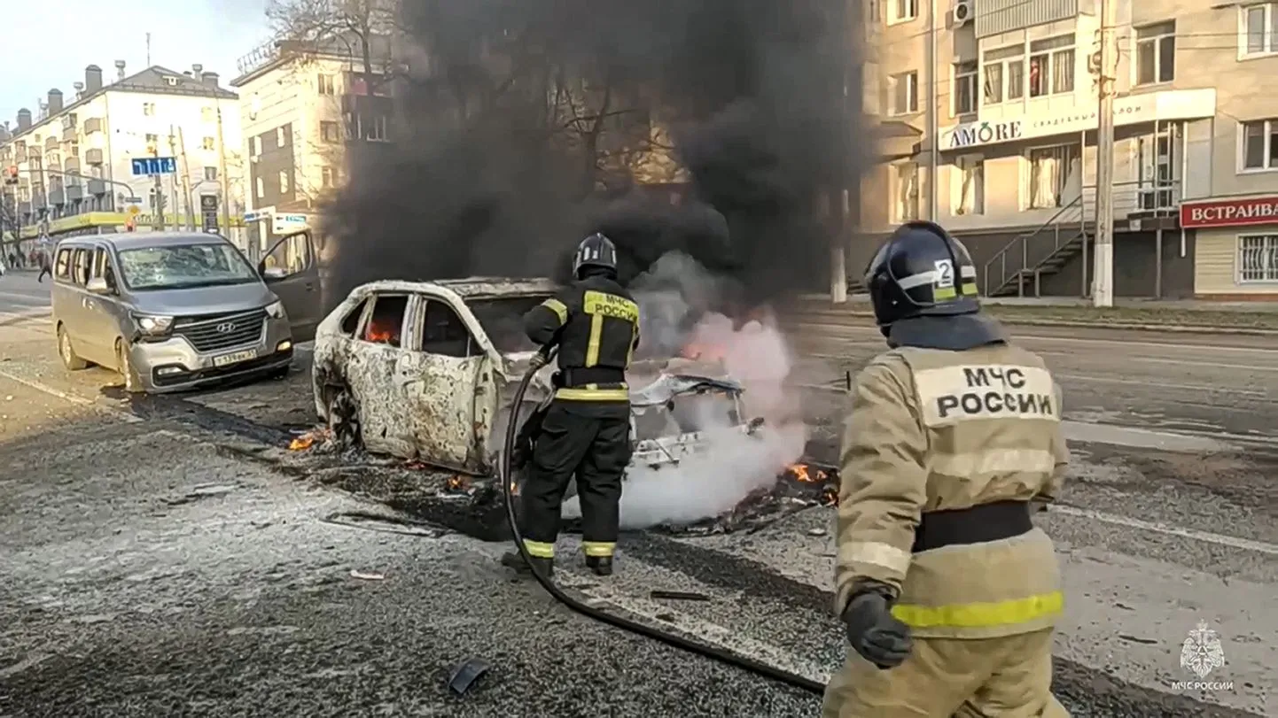 Спасатели работают на улицах Белгорода.