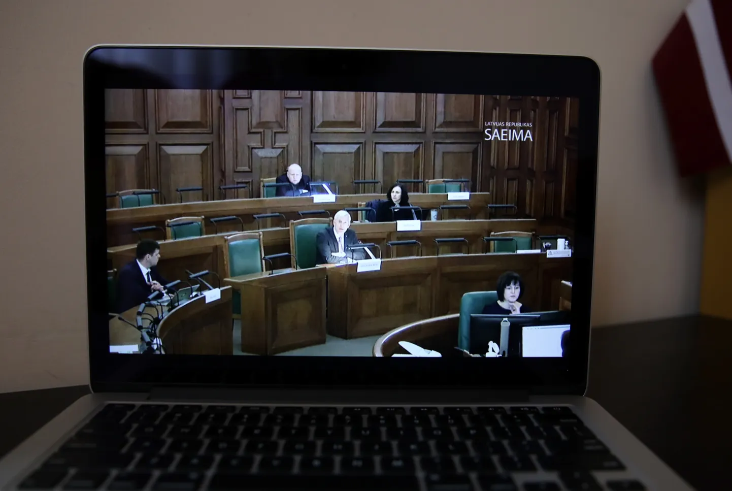 Ekrānšāviņš no Saeimas sēdes, kurā piedalās Ministru prezidents Krišjānis Kariņš, deputātiem pulcējoties vairākās zālēs, ievērojot piesardzību ārkārtas situācijā, lai pēc iespējas mazinātu Covid-19 vīrusa izplatīšanās riskus.