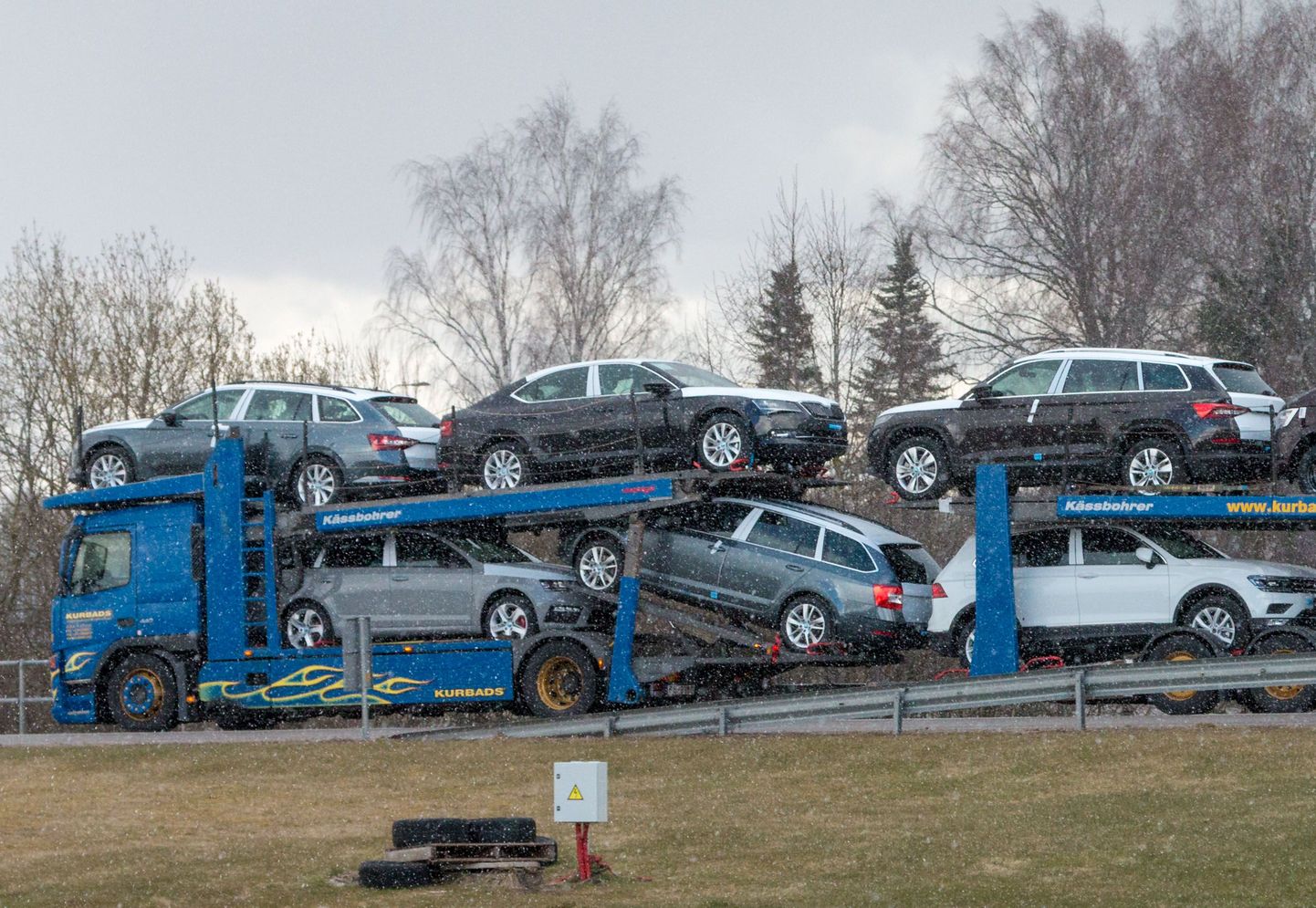 Uued sõiduautod ületamas Eesti-Läti piiri