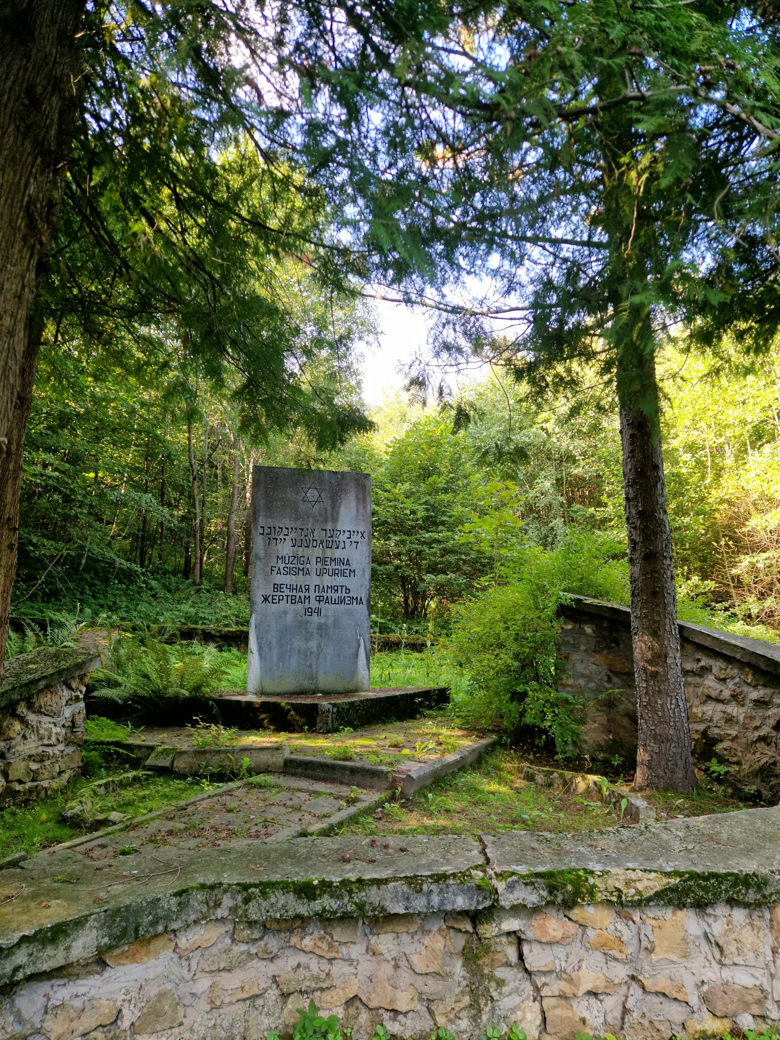 Piemiņas vieta Krāslavā, netālu no Karņicka kalna. Netālu no tās atrodas ebreju nošaušanas vieta Otrā pasaules kara periodā.