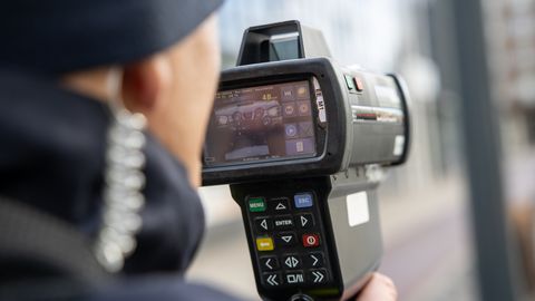 Soome politseinik peitusemängus: kiiruse kontroll bussipeatuses