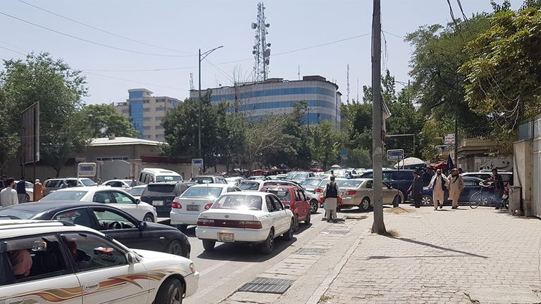 Когда на окраинах Кабула появились талибы, весь город встал в автомобильных пробках.