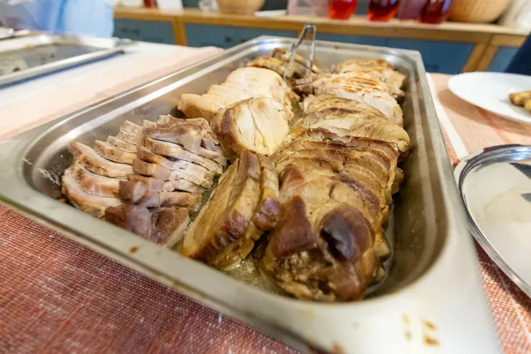 Особой популярностью пользуется запеченное мясо.
