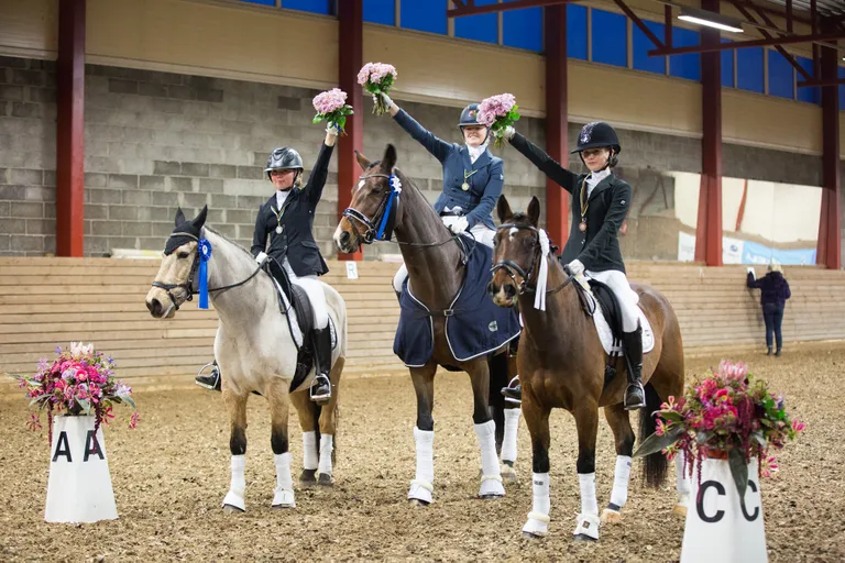 Koolisõidu lasteklassi medalikolmik. Vasakult: Emma Tuvi (hõbe), Maria Mägi (kuld), Lisette Kivro (pronks).