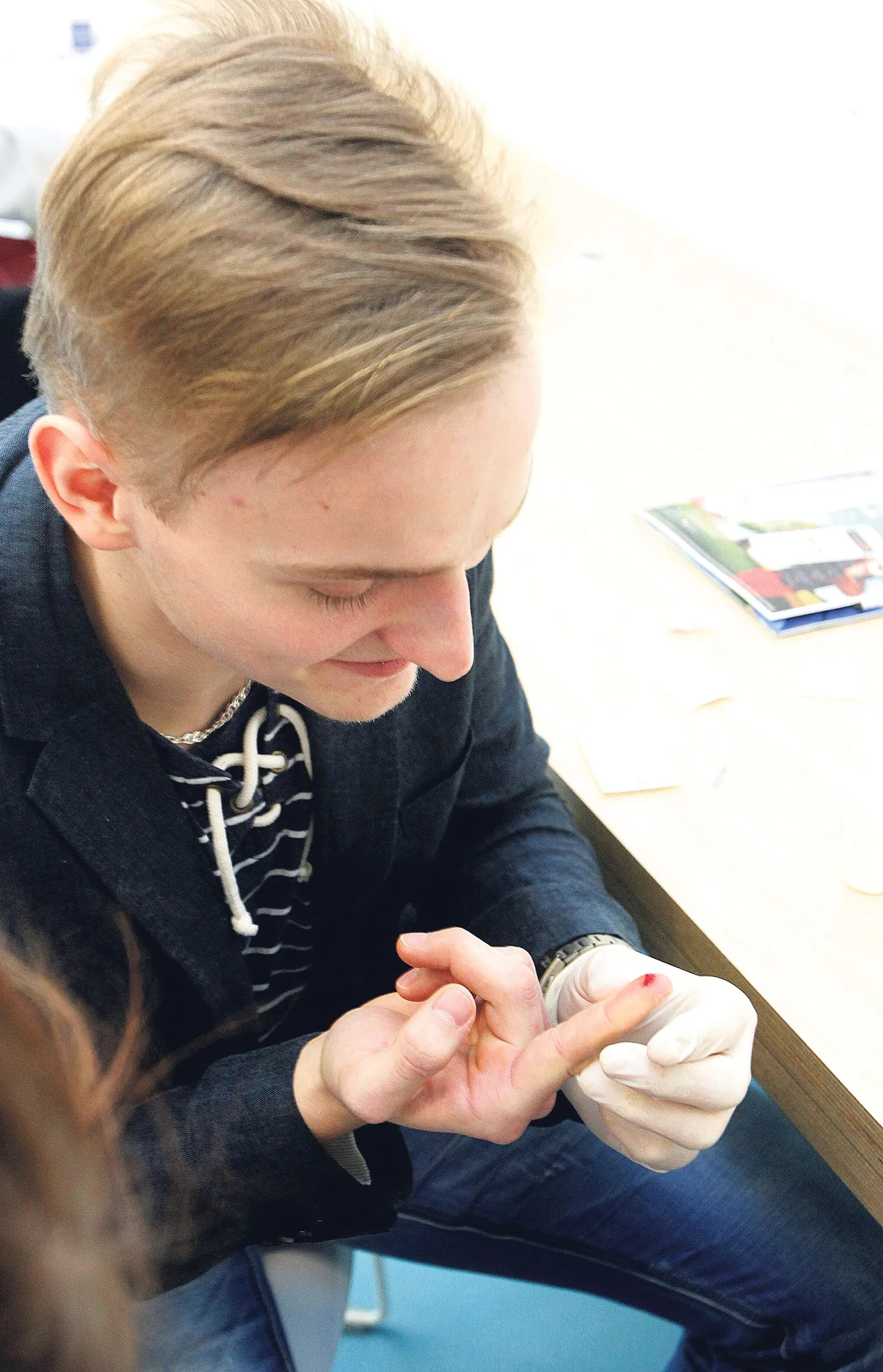 Räpina ühisgümnaasiumi viimase klassi õpilane Vallo Vaherpuu osales Tartu tervishoiukõrgkoolis veregrupi määramise töötoas. Selleks pidi puhastama oma sõrme, tegema sinna spetsiaalse vahendiga väikse torkehaava ja tilgutama siis verd plast­­alusele, veri segati vajalike vedelikega, seejärel sai teada veregrupi ja reesusfaktori.