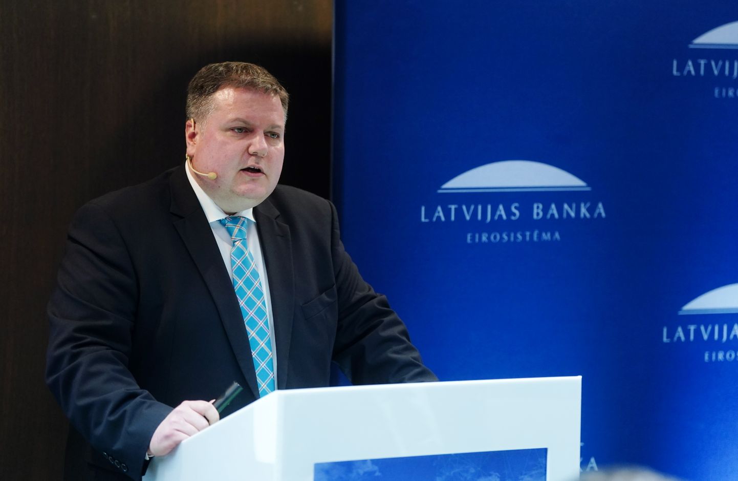 Latvijas Bankas Monetārās politikas pārvaldes vadītājs Uldis Rutkaste piedalās Latvijas Bankas rīkotajā ekspertu sarunā "Kā panākt noturīgu Latvijas tautsaimniecības izaugsmi?".