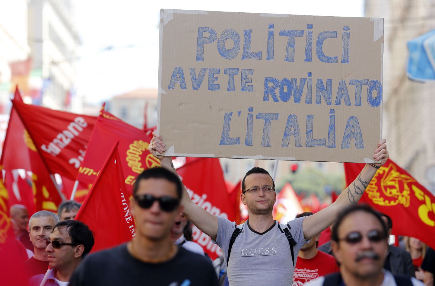 Itaalia metallitööliste ametiühingu Fiom liige hoiab tänasel meeleavaldusel Roomas käes plakatit kirjaga "Poliitikud, te viite Itaalia pankrotti".