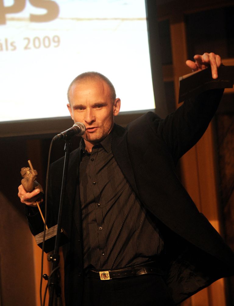 Režisors Ivars Zviedris ar iegūto balvu nominācijā "Labākā pilnmetrāža dokumentālā filma" par filmu "Bēgums" nacionālā filmu festivāla "Lielais Kristaps 2009" apbalvošanas ceremonijā