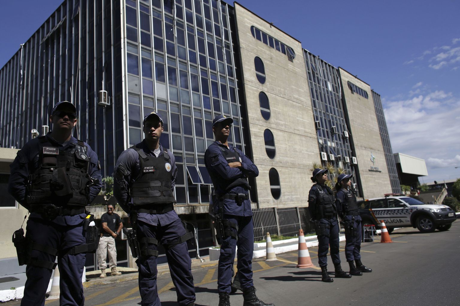 Brasiilia politseinikud kohtuhoonet turvamas.