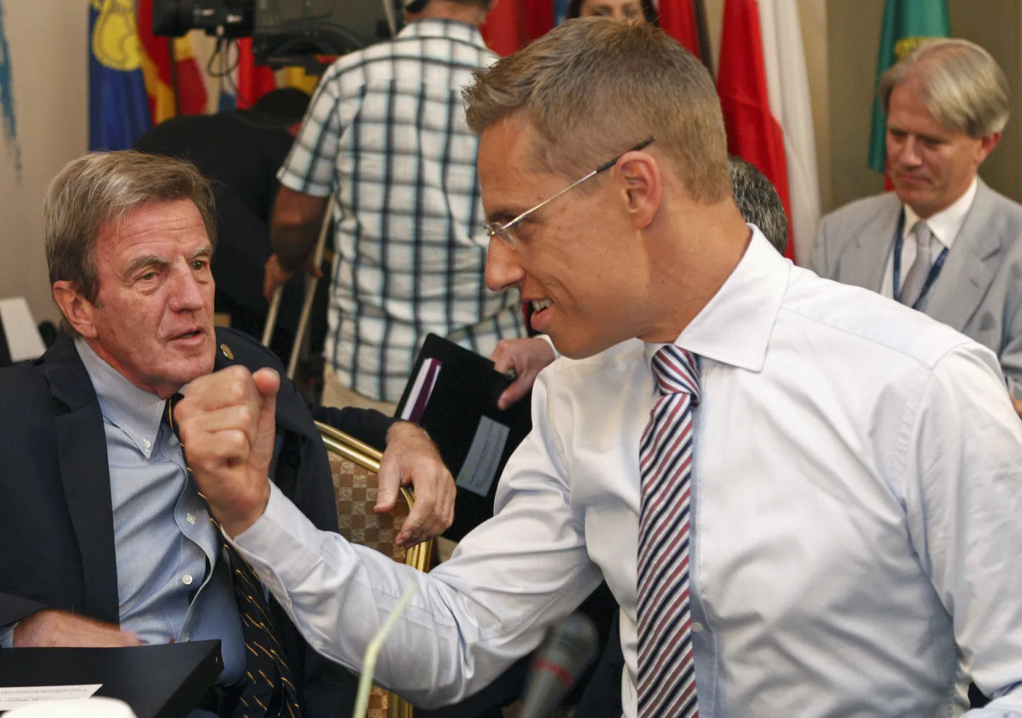 Soome välisminister Alexander Stubb «demonstreerib muskleid» Prantsuse kolleegile Bernard Kouchnerile.