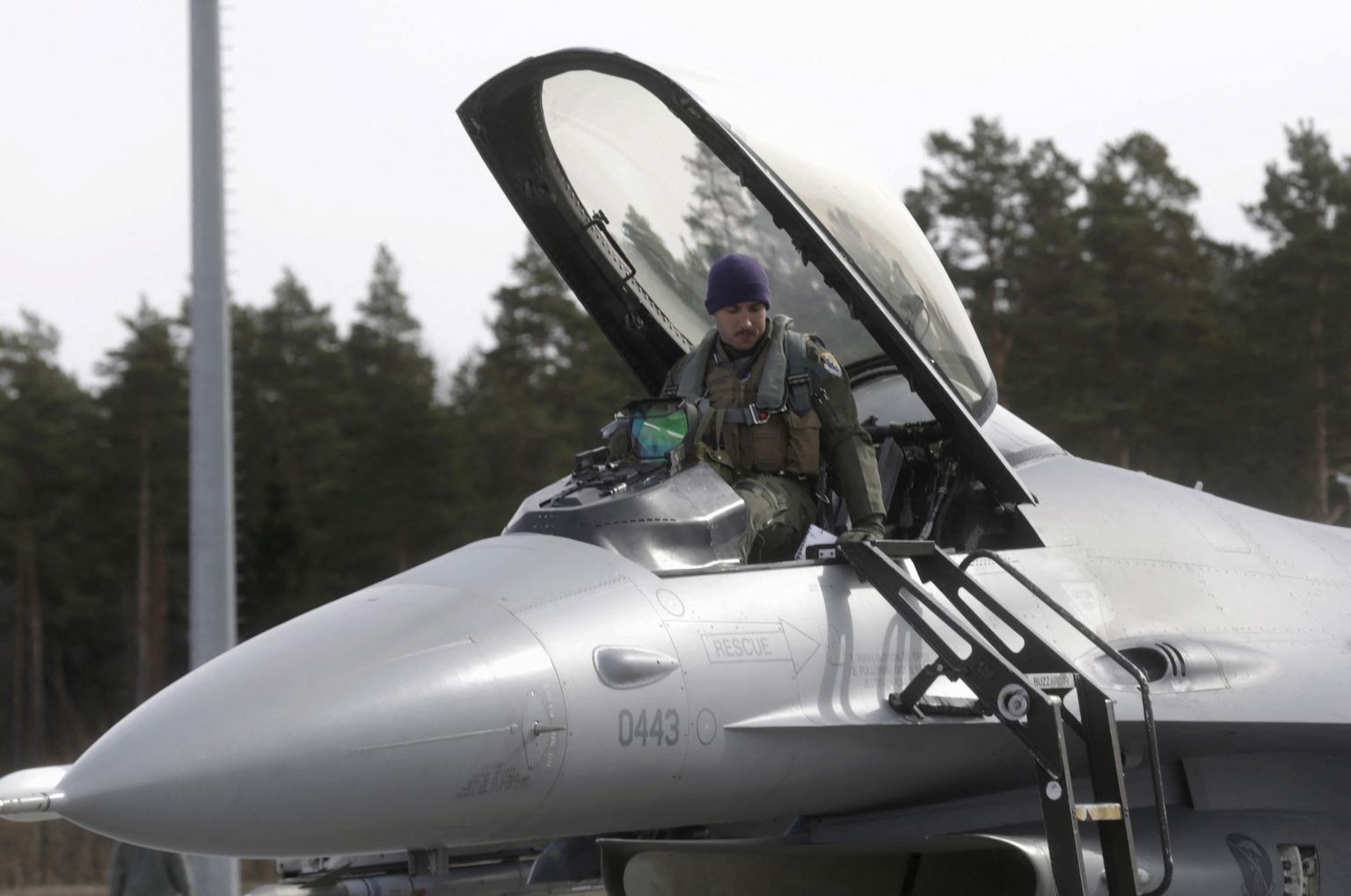 Piloot tuleb maha F-16 ründelennukist, Ämari lennubaasis.