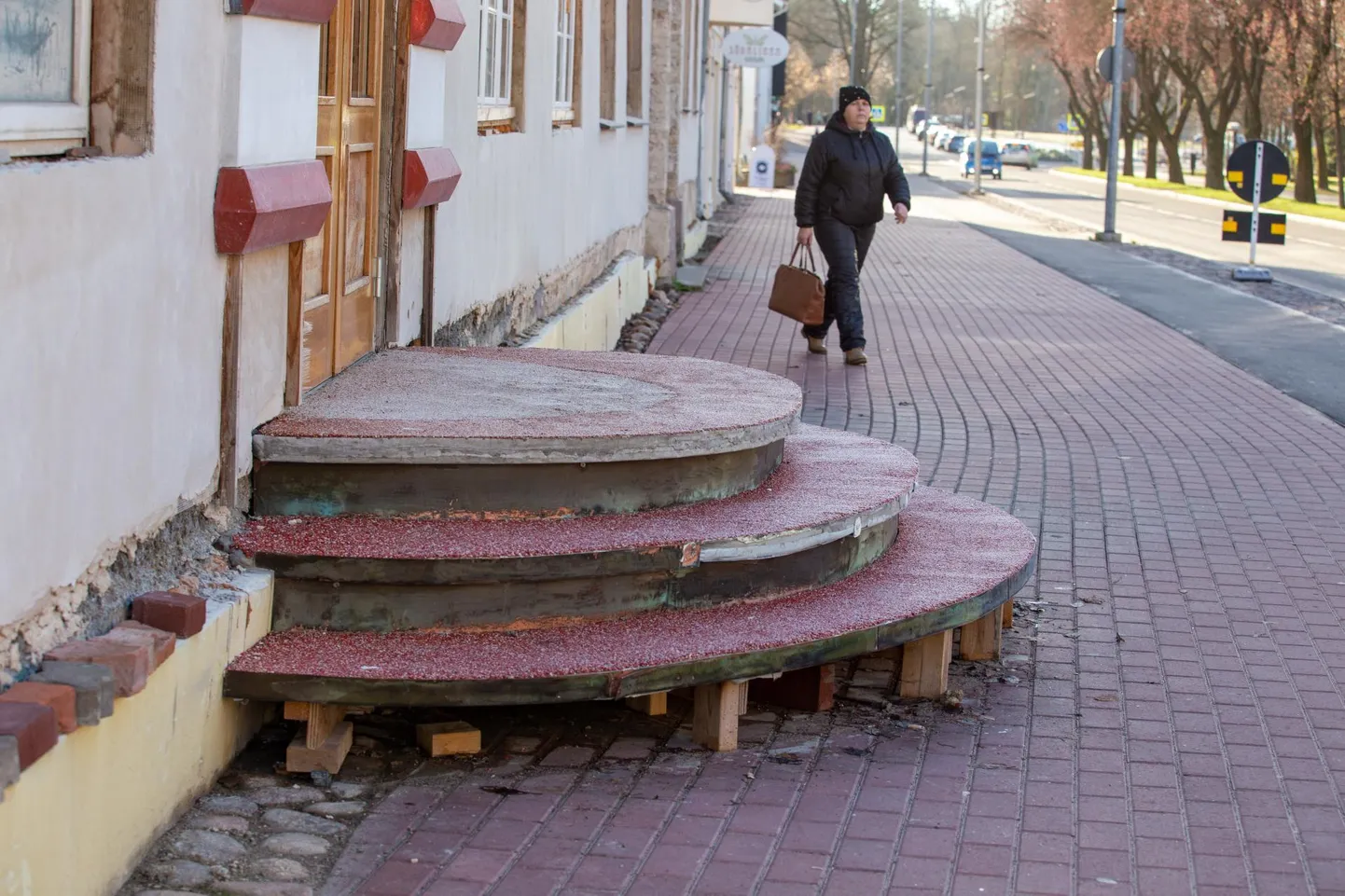 Tallinna tänav 8 asuva maja remont on kestnud aastaid ja projektis näidatust erinev trepp seisab samuti juba kuid poolikuna.