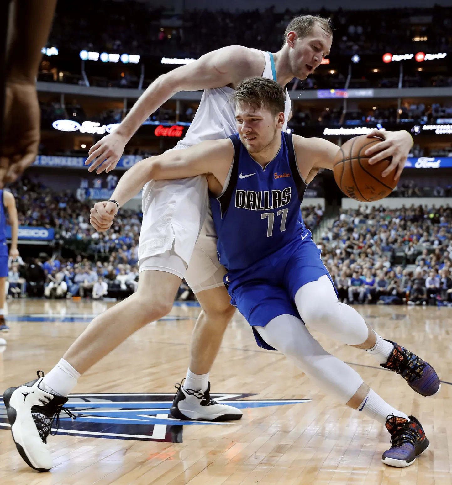 Dallas Mavericksi mängumees Luka Doncic (palliga) läbiminekul Charlotte Hornetsi keskmängija Cody Zelleri vastu.