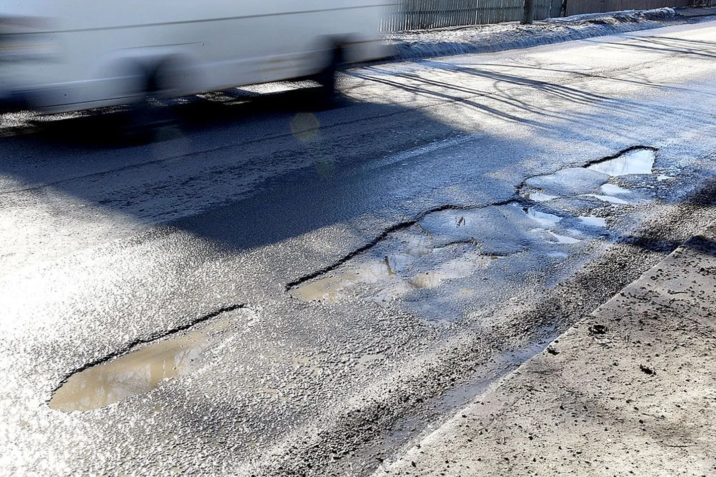 Kevadine teedelagunemine on ka Tartu linnas hoos, Aardla tänaval jäi pildile aukude rivi.