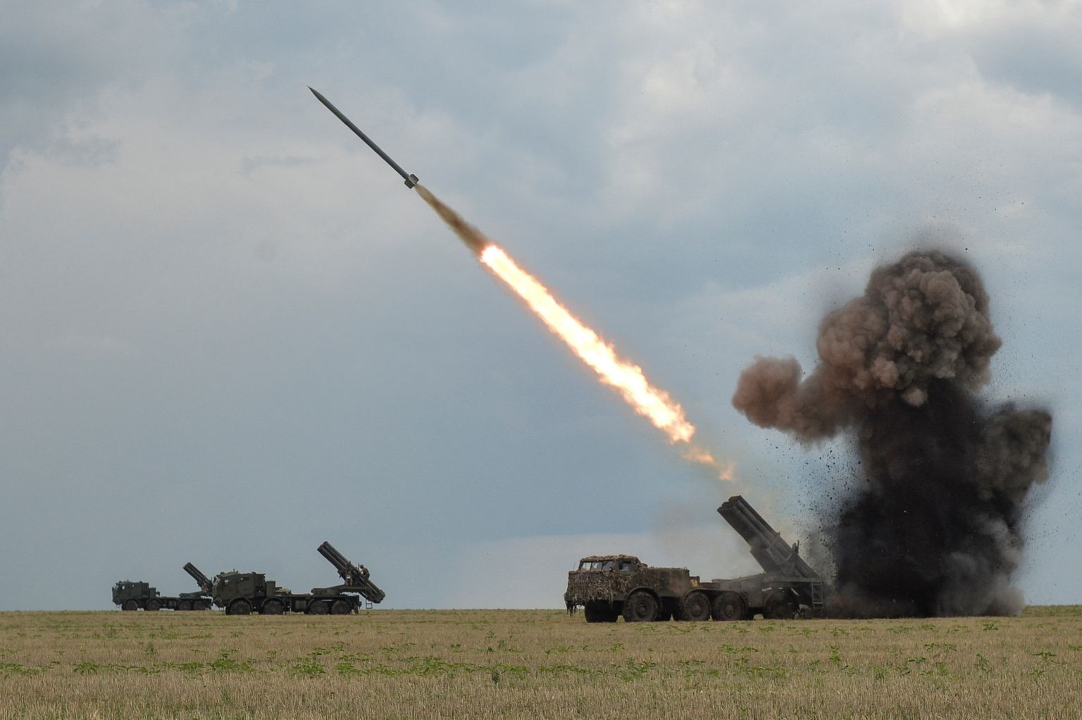 Ukraina väed tulistamas BM27 Uragan mitmekordse raketisüsteemiga positsiooni Harkivi oblastis.