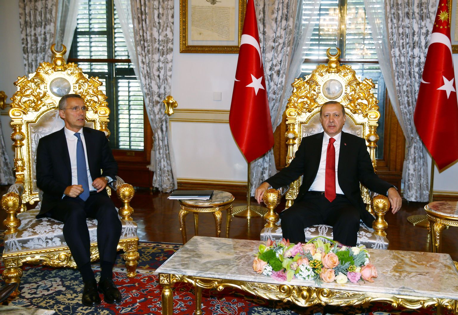 NATO peasekretär Jens Stoltenberg ja Türgi president Recep Tayyip Erdogan viimase palees.