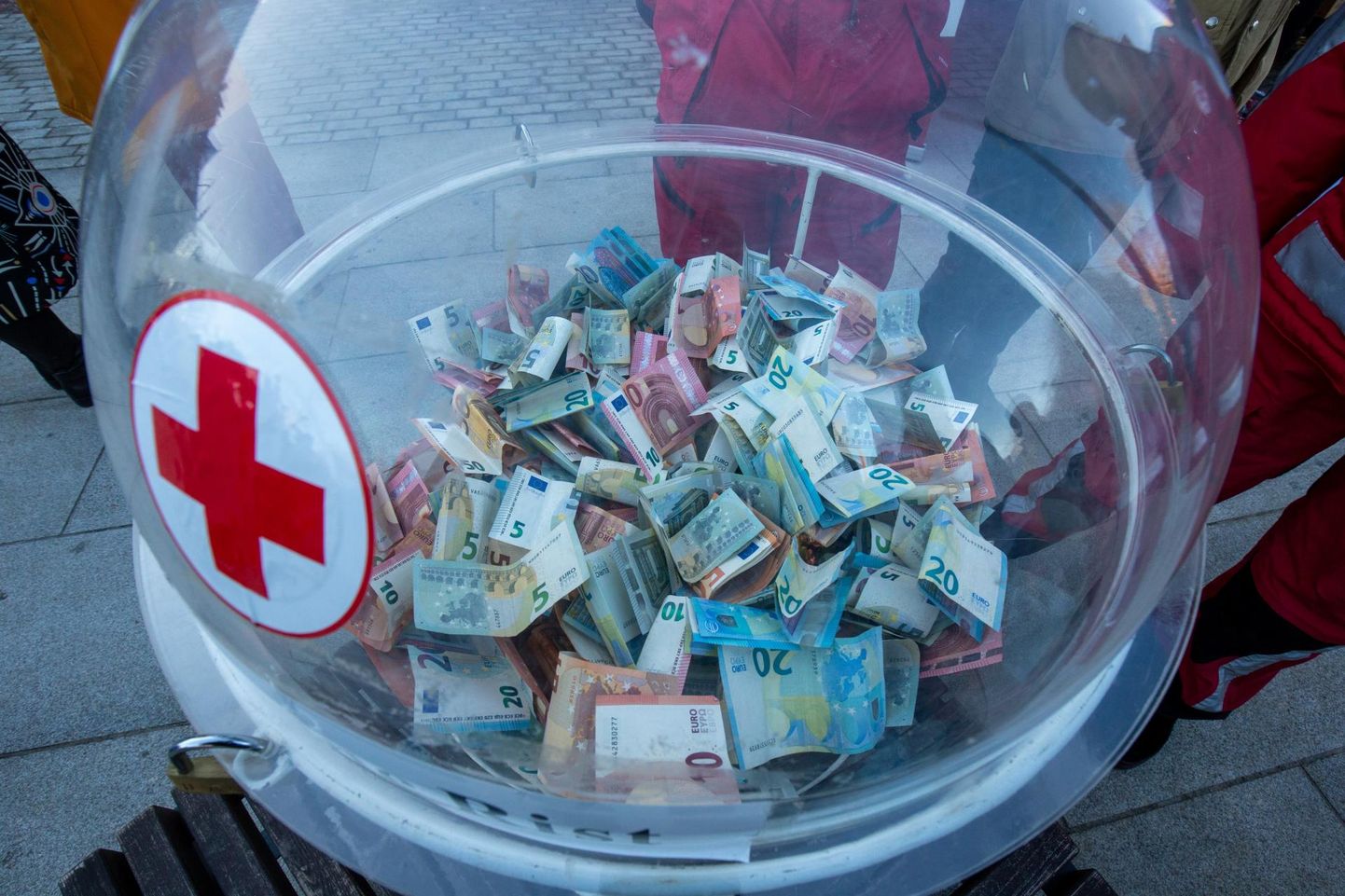 Annetatud raha Eesti Punase Risti kaudu Ukraina Punasele Ristile.