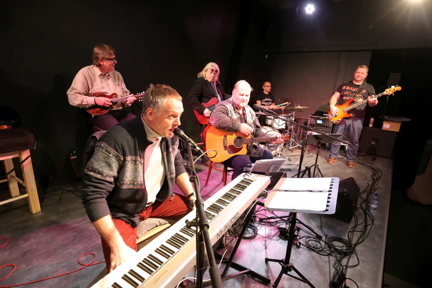 Justament tähistab oma 35. aastapäeva plaadiesitluskontsertidega täna ja neljapäeval Karlova teatris. Parajasti olid proovis laval Indrek Kalda (vasakult), Andres Dvinjaninov, Jaan Elgula, Viktor Vassiljev, Tiit Kevad ja Alari Piispea. Toomas Lunge oli läinud tooma akulaadijat.