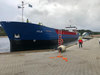 Kaubalev Jolie Naissaare sadamas