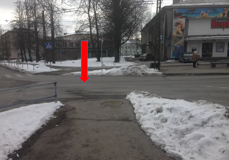 Пешеходы от автобусной остановки переходят дорогу по диагонали. 