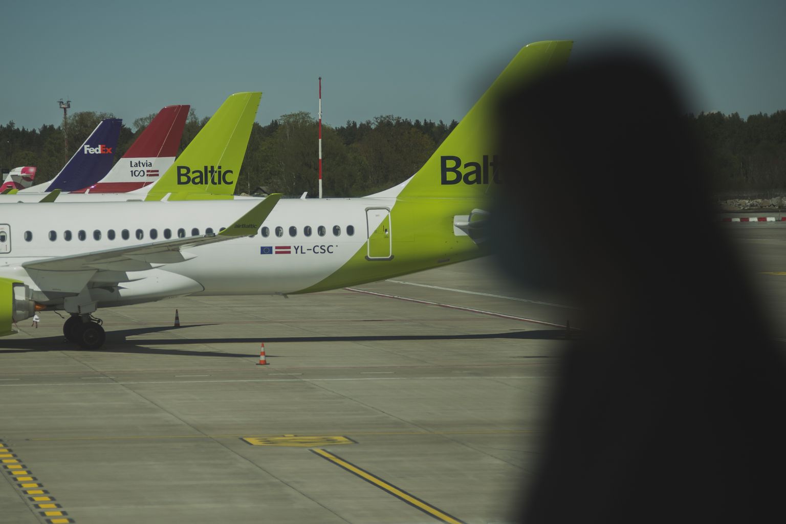 Foto: Informē par "airBaltic" ieviestajiem epidemioloģiskās drošības pasākumiem