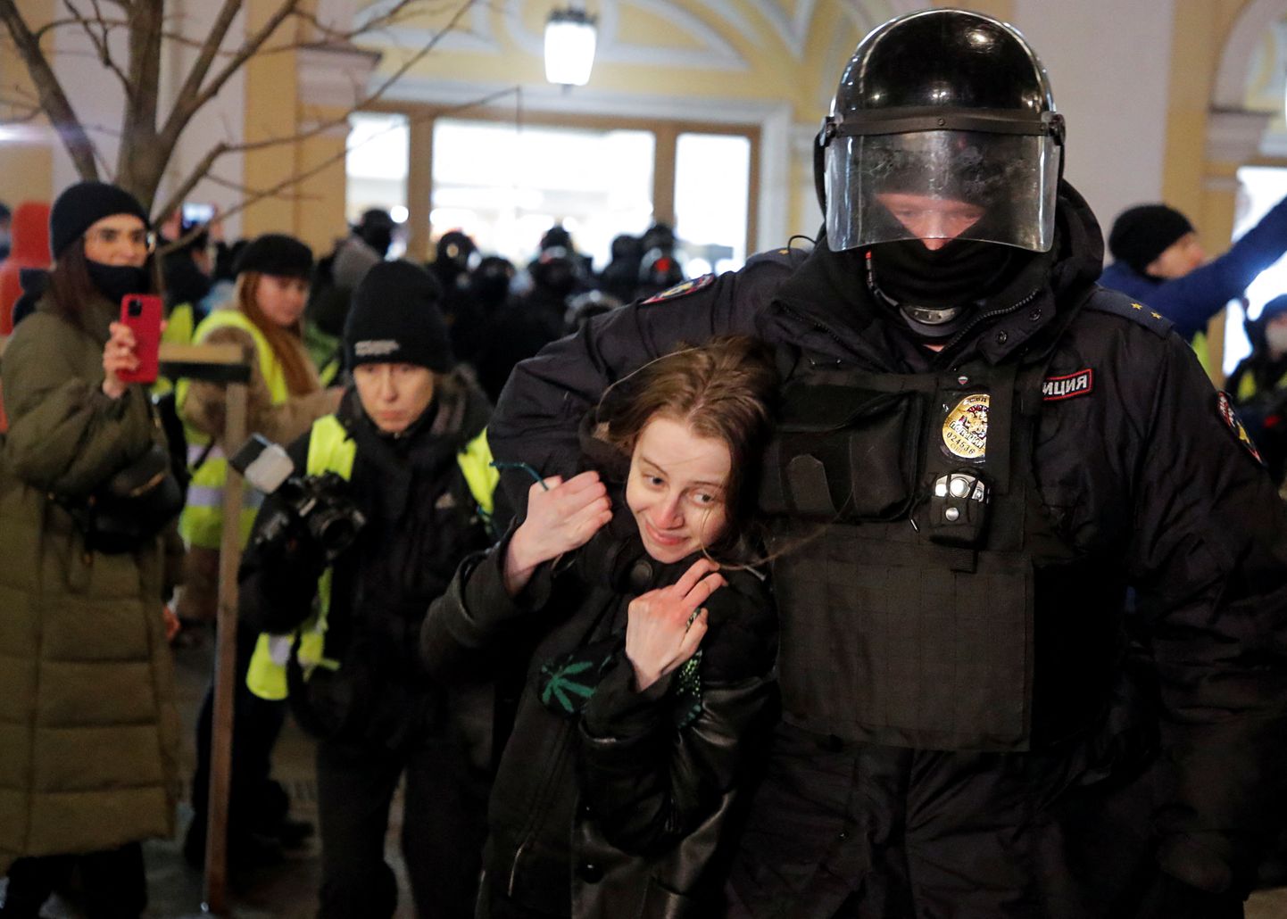 Krievijas likumsargs Sanktpēterburgā, Krievijā 2022. gada 2. martā, aiztur demonstrantu pretkara protesta laikā pret Krievijas iebrukumu Ukrainā.