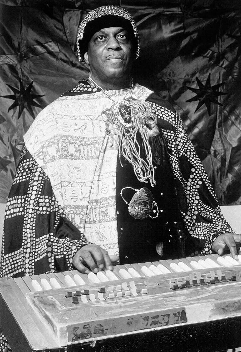 Džeza un eksperimentālās mūzikas autors un izpildītājs, dzejnieks Sun Ra (Hermans Pūls Blounts, Herman Poole Blount, 1914-1993) 1973. gadā.
