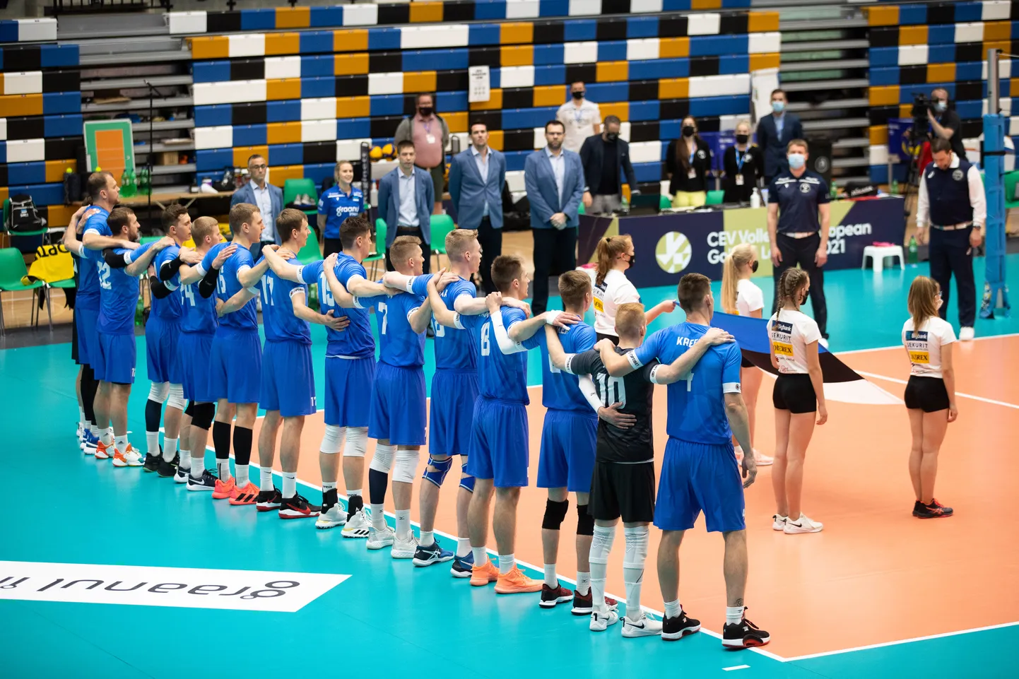 Viimased kaks aastat on Eesti koondis pidanud harjutama ja mängima tühjade tribüünide ees. Nüüd, EMi avamängus, jälgib neid kohapeal aga üle 4000 silmapaari, mis võib omada nii positiivset kui ka negatiivset mõju.