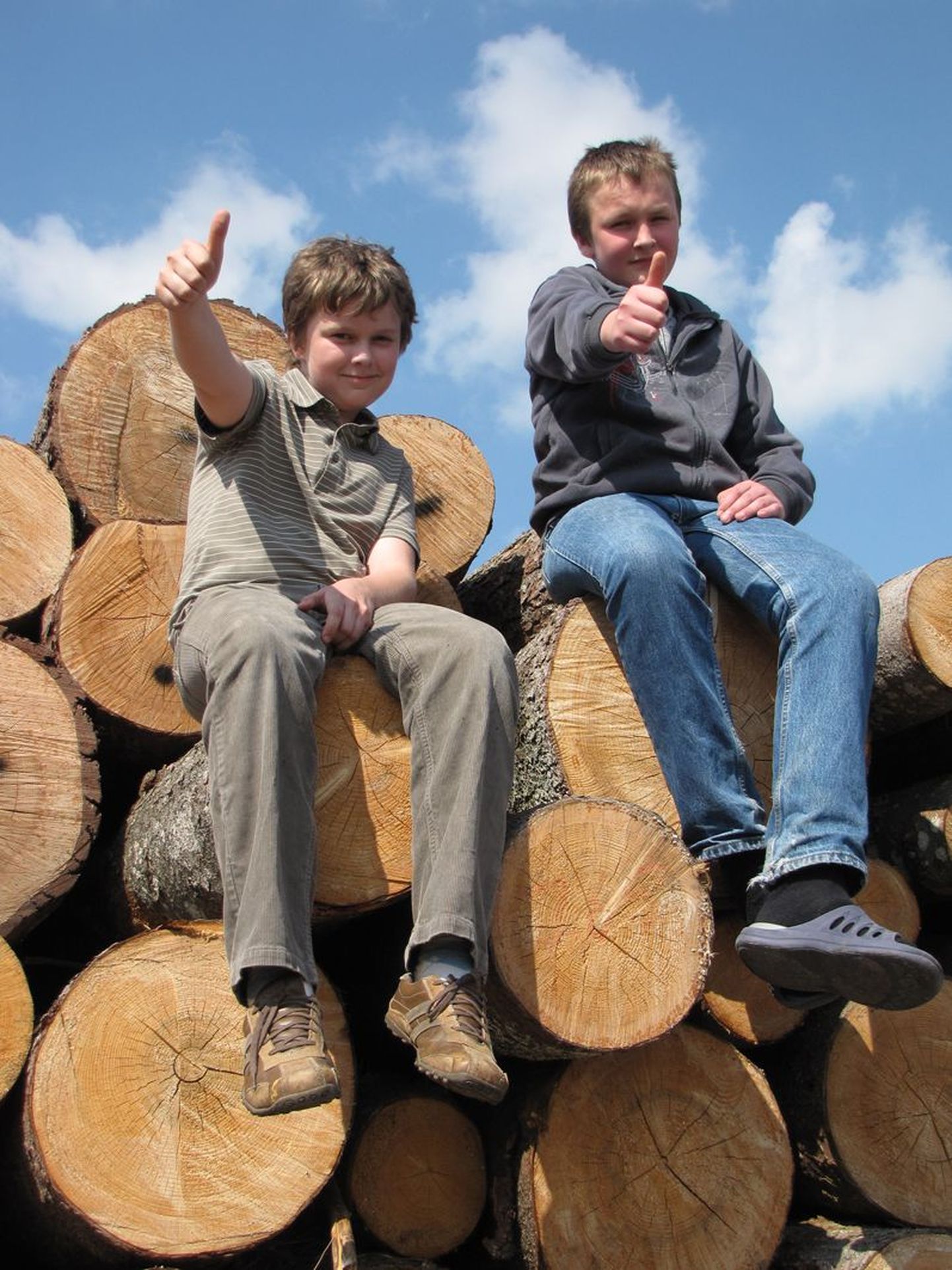 Peetri põhikooli õpilased Jaan-Markus Järva (vasakul) ja Peeter Ratassepp on rahul, et kogusid kumbki nii palju vanapaberit, millest jätkub, et päästa üht puud raiumisest.