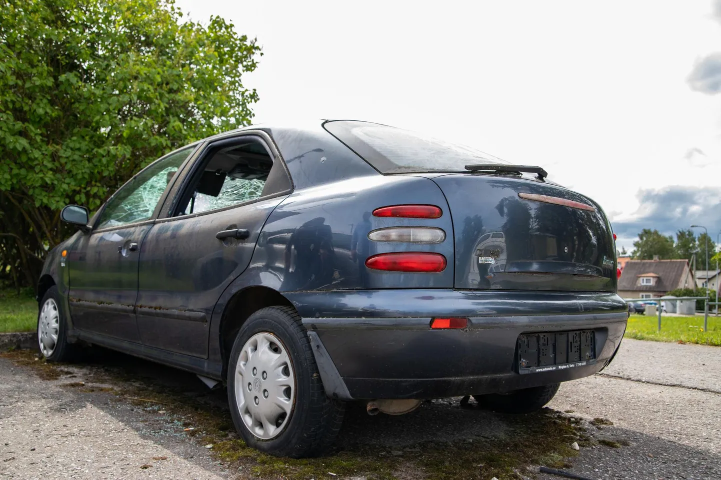 Kümme aastat Lääne 1 maja nurgal seisev auto­vrakk võib seal kõigi seaduste järgi seista ka järgmised kümme aastat.