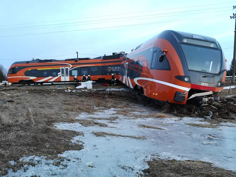 Rong sõitis Nõo lähedal veokile külje pealt sisse ja paiskus rööbastelt maha.