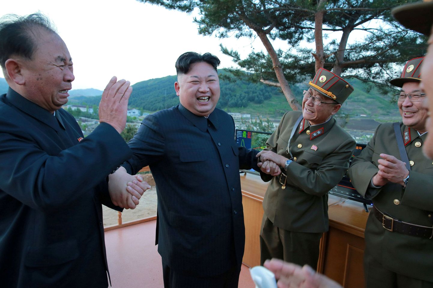 Kim Jong Un naerab koos kaaslastega