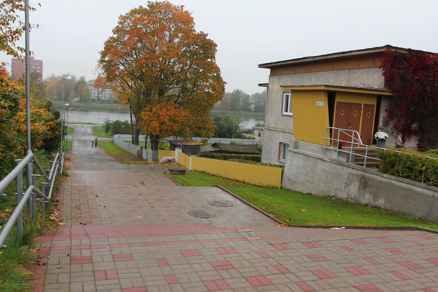 Viljandis Uku tänava trepi ümbruses on palju prahti ning ümbruskonnas pole ühtegi üldkasutatavat prügikasti.