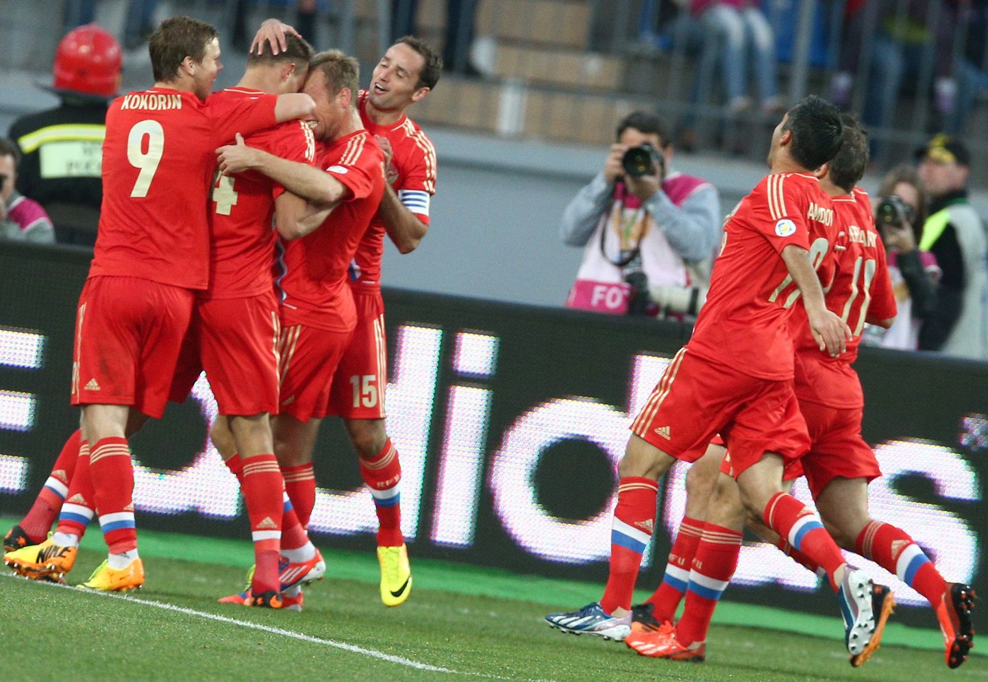 Venemaa mängijad väravat tähistamas.
