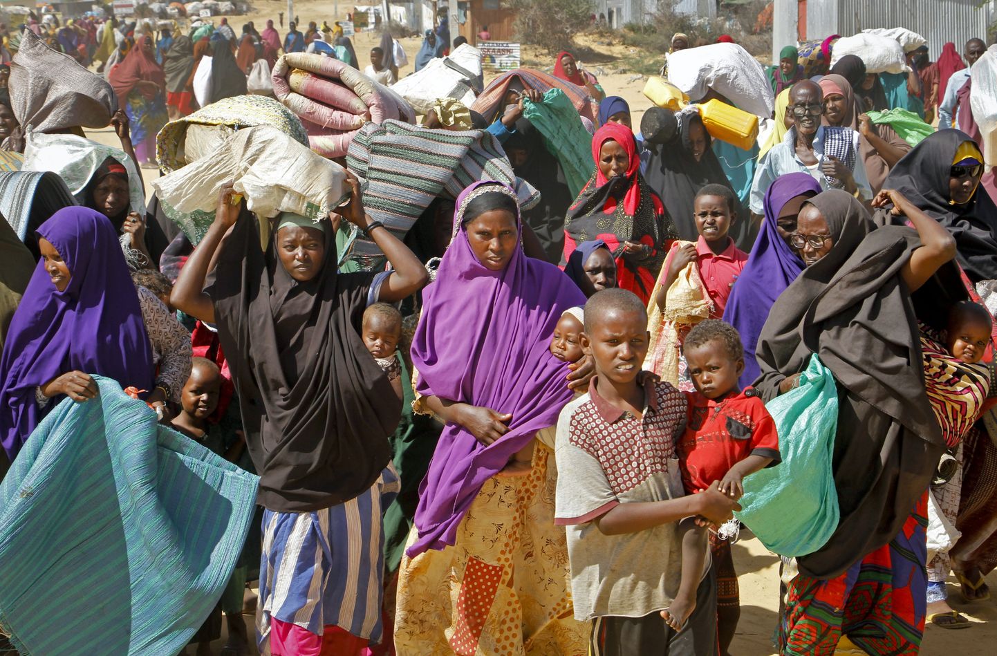 Alam- ja Kesk-Shabelle'i regioonist põua ja nälja eest pagenud inimesed saabumas isetekkelisse põgenikelaagrisse Somaalia pealinna Muqdisho veerel. Vihmaperioodi ärajäämine on hävitanud põllusaagi ning surmanud mitmel pool Somaalias kariloomi.