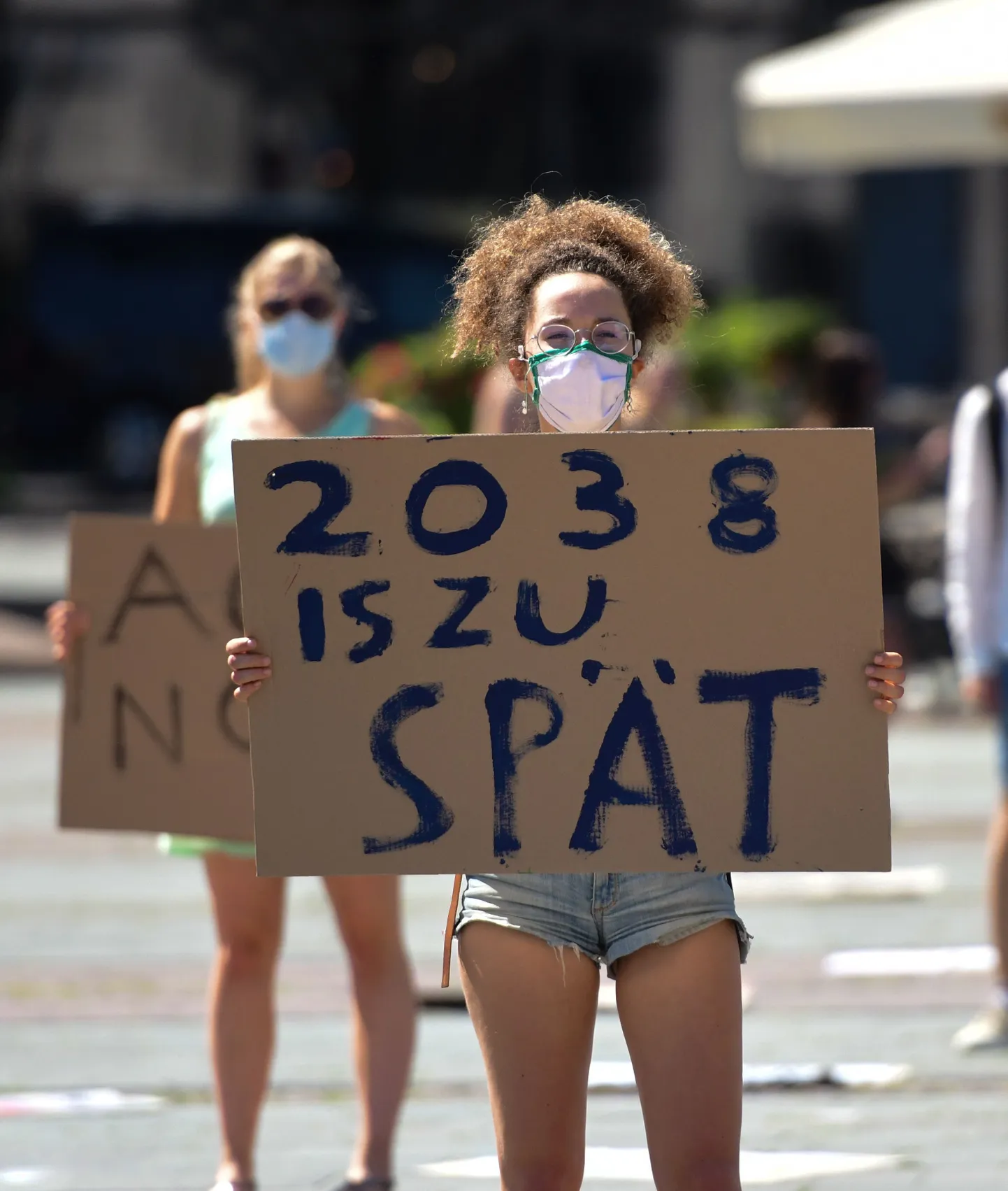 Keskkonnaorganisatsiooni Fridays for Future liikmed avaldavad Essenis meelt Saksa valitsuse kava vastu loobuda kivisöest alles 2038. aastal 26. juuni 2020.