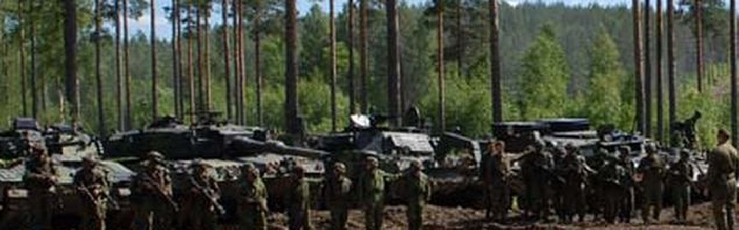 Karjala brigaadi sõdurid soomustehnika juures.